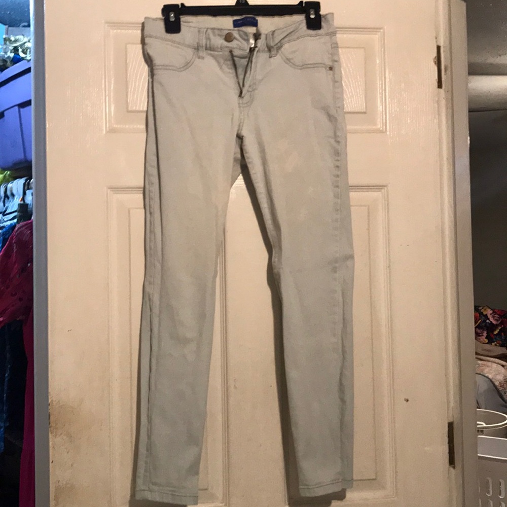 Light wash skinny jeans! Size 6. Flaws pictured.